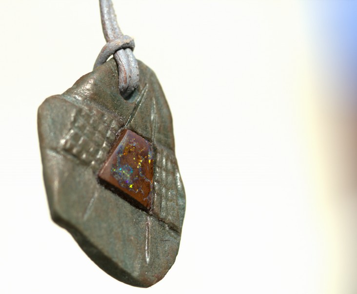 Nr. 0230 Yowah-Opal auf einer grauen, gravierten Steinplatte