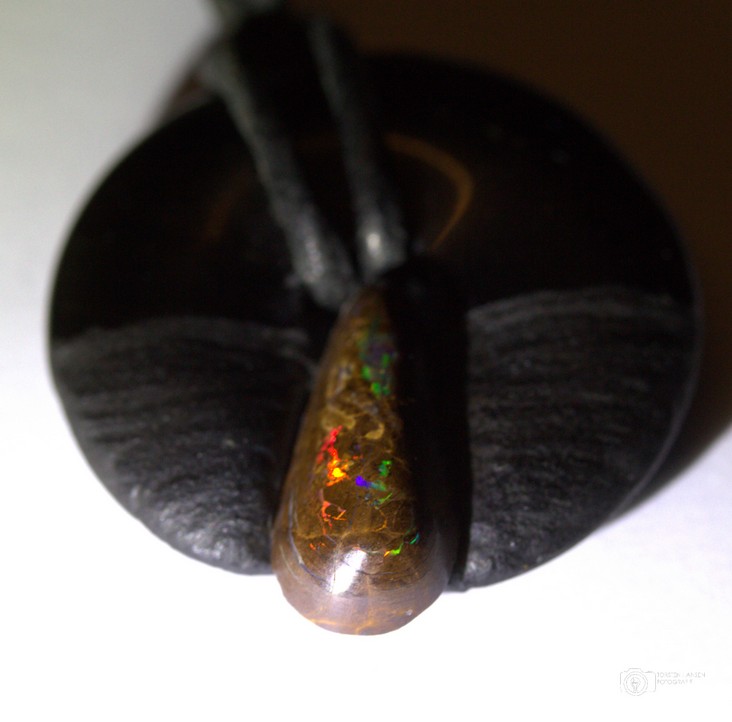 Nr. 0333 Onyx-Donat mit einem exzellenten Opal